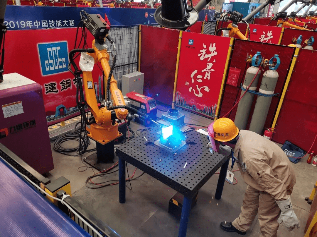 参赛者正在使用机器人焊接的场景