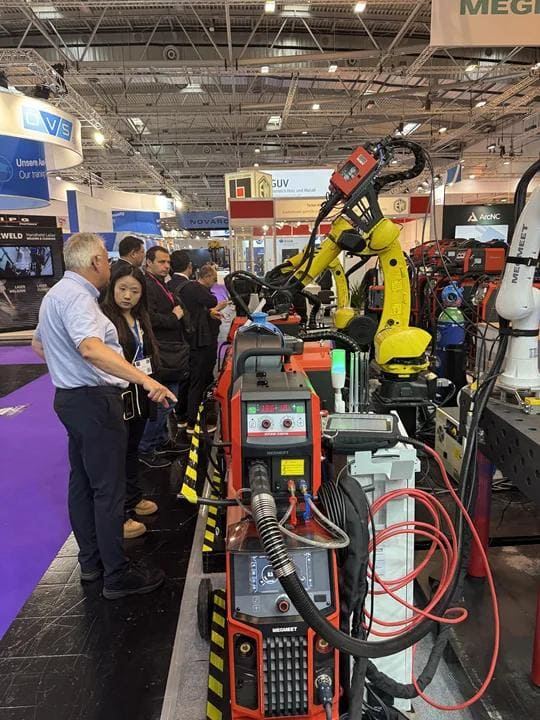 麦格米特团队为客户讲解焊机特点及工艺优势.jpg 麦格米特团队为客户讲解焊机特点及工艺优势.jpg