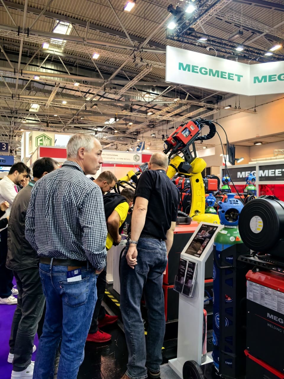 麦格米特展位双丝激光焊机前.jpg 麦格米特展位双丝激光焊机前.jpg