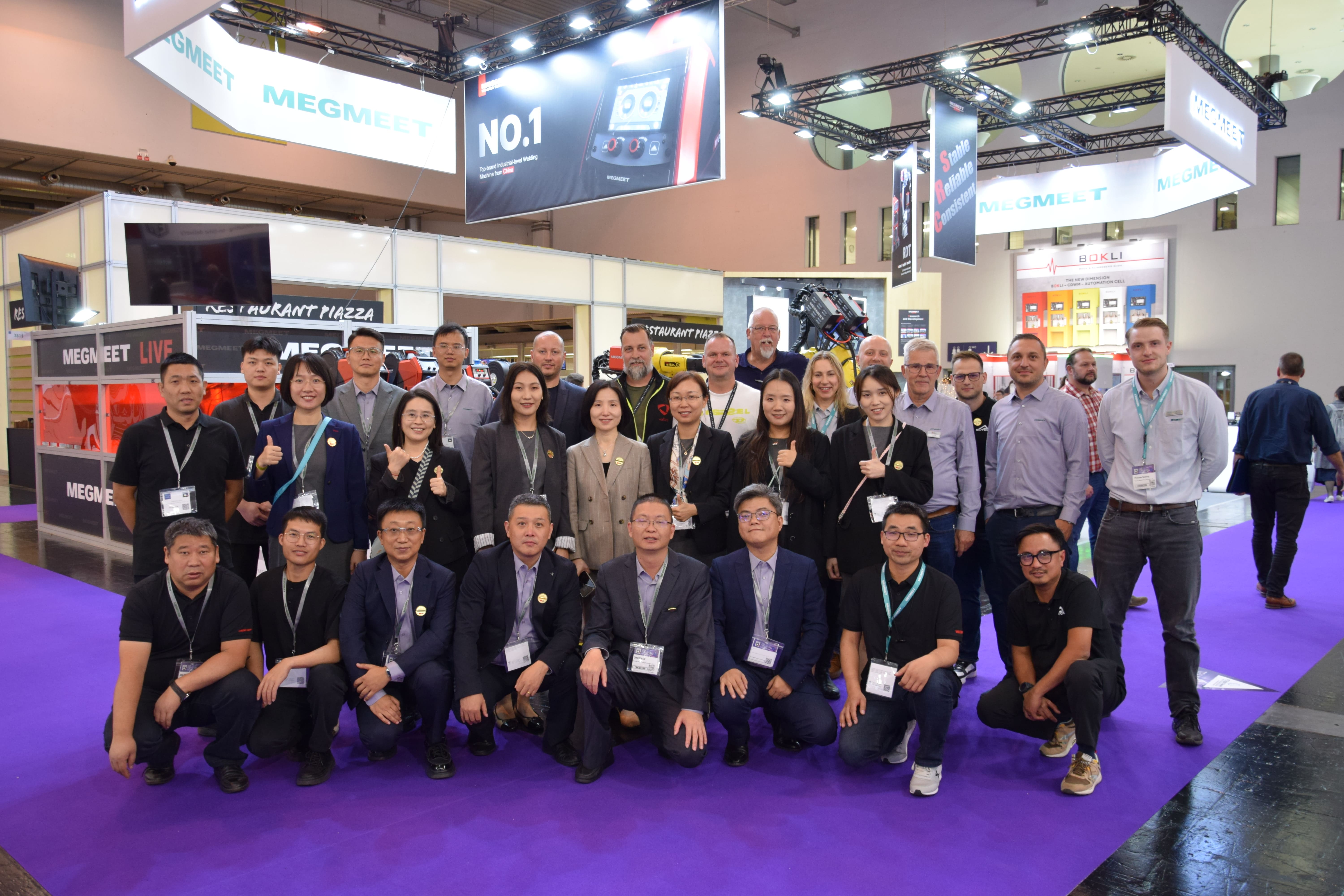 麦格米特德国埃森展工作人员及代理商合影.jpg 麦格米特德国埃森展工作人员及代理商合影.jpg